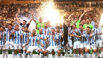 Gobierno argentino decretó feriado nacional este martes para festejar el título logrado en el Mundial Gobierno argentino decretó feriado nacional este martes para festejar el título logrado en el Mundial