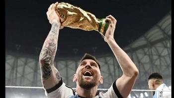 Messi rompió otro récord: su foto levantando la Copa del Mundo es la con más ‘me gusta’ de la historia en Instagram Messi rompió otro récord: su foto levantando la Copa del Mundo es la con más ‘me gusta’ de la historia en Instagram