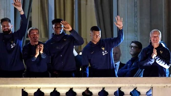 Macron medió para que los Bleus celebrasen con la afición el subcampeonato mundial Macron medió para que los Bleus celebrasen con la afición el subcampeonato mundial