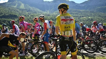 La décima etapa del Tour fue interrumpida 15 minutos por manifestantes La décima etapa del Tour fue interrumpida 15 minutos por manifestantes