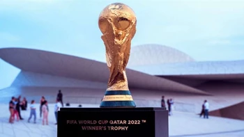 El trofeo, los aficionados y los equipos llegan a Catar a una semana del Mundial El trofeo, los aficionados y los equipos llegan a Catar a una semana del Mundial