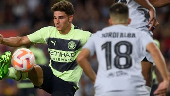 FC Barcelona y Manchester City empatan 3-3 en un partido solidario FC Barcelona y Manchester City empatan 3-3 en un partido solidario