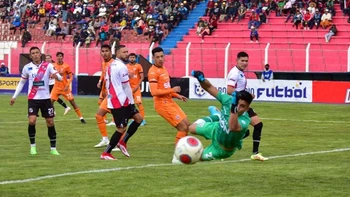 Nacional Potosí venció (1-0) a Royal Pari en la Villa Imperial Nacional Potosí venció (1-0) a Royal Pari en la Villa Imperial