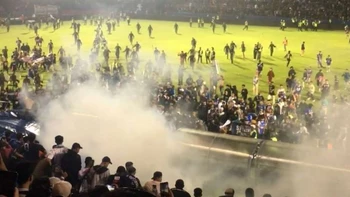 Críticas a la policía en Indonesia tras la estampida que dejó más de un centenar de muertos Críticas a la policía en Indonesia tras la estampida que dejó más de un centenar de muertos