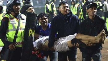 Al menos 32 niños entre los 125 fallecidos en la estampida del estadio de fútbol en Indonesia Al menos 32 niños entre los 125 fallecidos en la estampida del estadio de fútbol en Indonesia