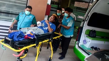 Angustia y lágrimas para familiares y supervivientes de la estampida en Indonesia Angustia y lágrimas para familiares y supervivientes de la estampida en Indonesia