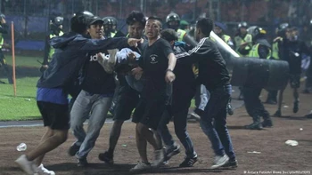 Aumentan a 131 los muertos en tragedia de Indonesia Aumentan a 131 los muertos en tragedia de Indonesia