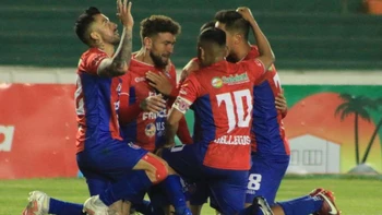 Universitario venció en el clásico a Independiente: 2-1 para la "U" y se escapa del descenso Universitario venció en el clásico a Independiente: 2-1 para la "U" y se escapa del descenso
