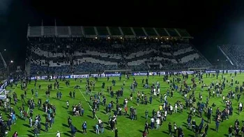 ¡Gimnasia - Boca suspendido! Graves incidentes y una gasificación detuvieron el fútbol al minuto 9" ¡Gimnasia - Boca suspendido! Graves incidentes y una gasificación detuvieron el fútbol al minuto 9"