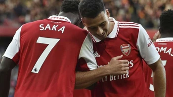 El Arsenal recupera el liderato de la Premier al vencer 3-2 al Liverpool, que sigue en crisis El Arsenal recupera el liderato de la Premier al vencer 3-2 al Liverpool, que sigue en crisis
