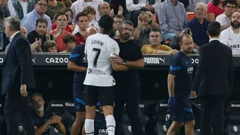 Cavani se lesiona en el tobillo derecho a tres semanas del Mundial Cavani se lesiona en el tobillo derecho a tres semanas del Mundial