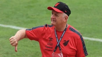 Luiz Felipe Scolari culpó al árbitro por la derrota y lo califica de "pícaro" Luiz Felipe Scolari culpó al árbitro por la derrota y lo califica de "pícaro"