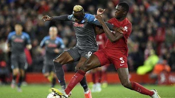 Liverpool derrotó 2-0 a Napoli en el duelo de punteros del Grupo A en Champions League Liverpool derrotó 2-0 a Napoli en el duelo de punteros del Grupo A en Champions League
