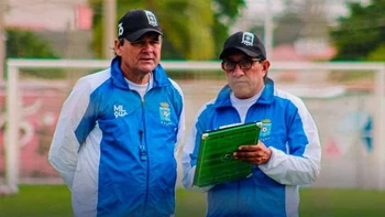 "Tucho" Antelo, entrenador de Blooming: "Veo muy difícil (que se reinicie el Clausura) por el contrato de los jugadores" "Tucho" Antelo, entrenador de Blooming: "Veo muy difícil (que se reinicie el Clausura) por el contrato de los jugadores"