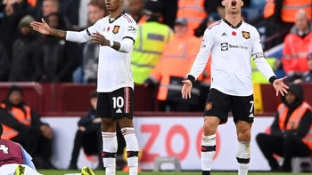 Manchester United cayó por 3-1 en su visita al Aston Villa Manchester United cayó por 3-1 en su visita al Aston Villa