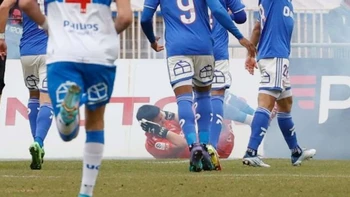 Arquero de la ‘U’ de Chile herido tras recibir un petardo en el clásico ante la Católica Arquero de la ‘U’ de Chile herido tras recibir un petardo en el clásico ante la Católica