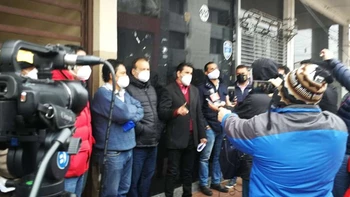 Dirigentes cesantes de la ACF cerraron con candados las puertas del edificio de la asociación Dirigentes cesantes de la ACF cerraron con candados las puertas del edificio de la asociación