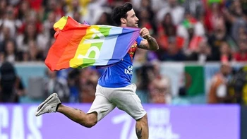 Liberado "sin consecuencias" el hombre que entró con una bandera arcoíris en el Portugal-Uruguay Liberado "sin consecuencias" el hombre que entró con una bandera arcoíris en el Portugal-Uruguay