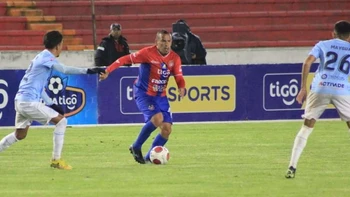 Universitario de Sucre empató (1-1) en casa frente a Aurora y dejó la cola Universitario de Sucre empató (1-1) en casa frente a Aurora y dejó la cola