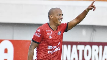 Serginho pone otra vez arriba en el marcador a Wilstermann Serginho pone otra vez arriba en el marcador a Wilstermann