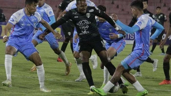 Blooming aguantó con nueve jugadores y empató 1-1 con Tomayapo en Tarija Blooming aguantó con nueve jugadores y empató 1-1 con Tomayapo en Tarija