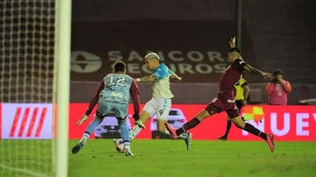 Racing trepó a la cima del torneo argentino, presiona a Boca, y deja sin chances a Atlético Tucumán Racing trepó a la cima del torneo argentino, presiona a Boca, y deja sin chances a Atlético Tucumán