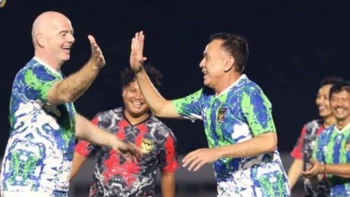 Un partido de fútbol con Infantino desata la polémica en Indonesia Un partido de fútbol con Infantino desata la polémica en Indonesia