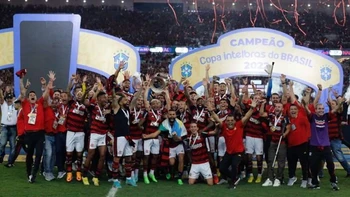 Flamengo gana la Copa de Brasil al imponerse 6-5 en los penales al Corinthians Flamengo gana la Copa de Brasil al imponerse 6-5 en los penales al Corinthians