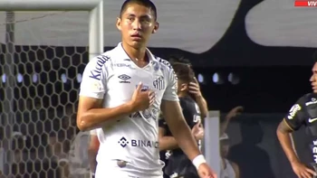 Miguel Terceros jugó el clásico "albinegro" entre el Santos y Corinthians por la fecha 33 del Brasileirao Miguel Terceros jugó el clásico "albinegro" entre el Santos y Corinthians por la fecha 33 del Brasileirao