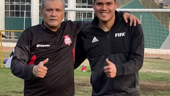 El "Diablo" Etcheverry está intacto: Venció a Javier Rojas en un reto a pelota parada El "Diablo" Etcheverry está intacto: Venció a Javier Rojas en un reto a pelota parada