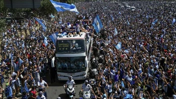 "Fiesta y pueblo", eterna espera para saludar a la selección argentina "Fiesta y pueblo", eterna espera para saludar a la selección argentina