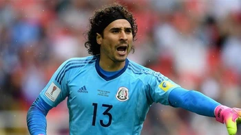Guillermo Ochoa firma por seis meses con la Salernitana de la Serie A Guillermo Ochoa firma por seis meses con la Salernitana de la Serie A