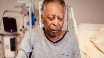 Familiares de Pelé lo acompañan en el hospital Familiares de Pelé lo acompañan en el hospital