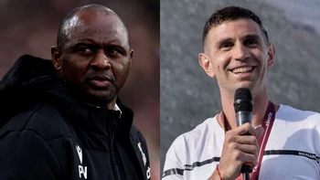 Vieira criticó la "estúpida" celebración de "Dibu" Martínez tras título mundial Vieira criticó la "estúpida" celebración de "Dibu" Martínez tras título mundial