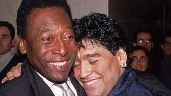 Pelé y Maradona "jugarán juntos en el cielo" Pelé y Maradona "jugarán juntos en el cielo"